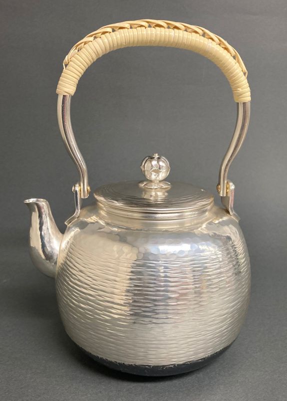 純銀製 牡丹彫り 槌目 菊摘 湯沸 銀瓶 煎茶道具 純銀製 牡丹彫り 槌目