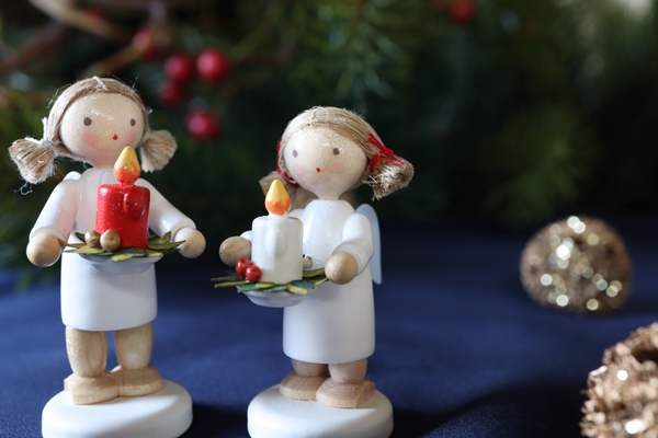 天使と小包 – ドイツ・ザイフェンの木のおもちゃ seiffen