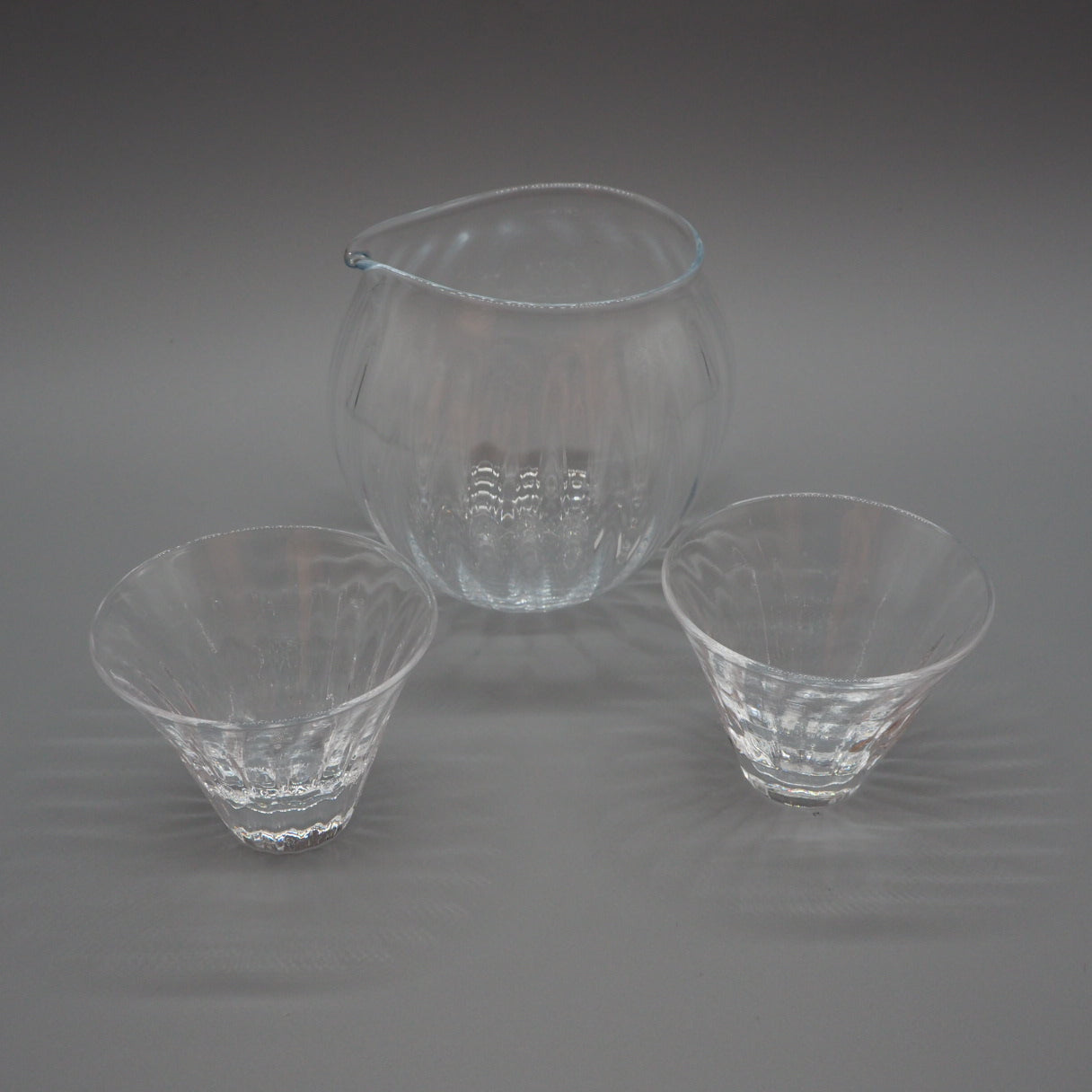 ガラス工芸 荒木良忠作 玻璃彫刻 金赤楓はがさね文皿 共布共箱 C 9197