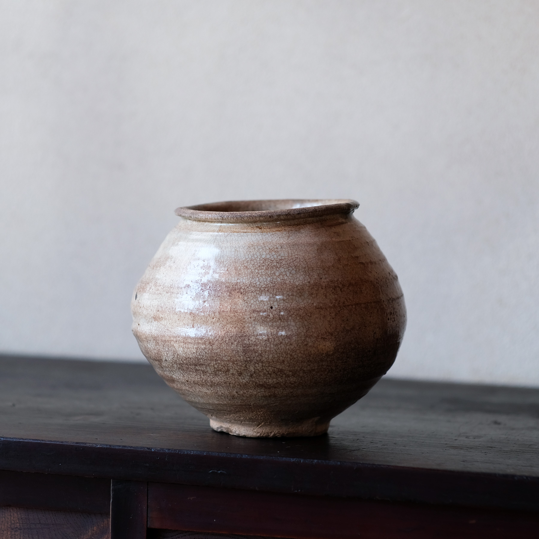 黒高麗塩笥小壺・李朝初期・ぐい呑み 黒高麗塩笥小