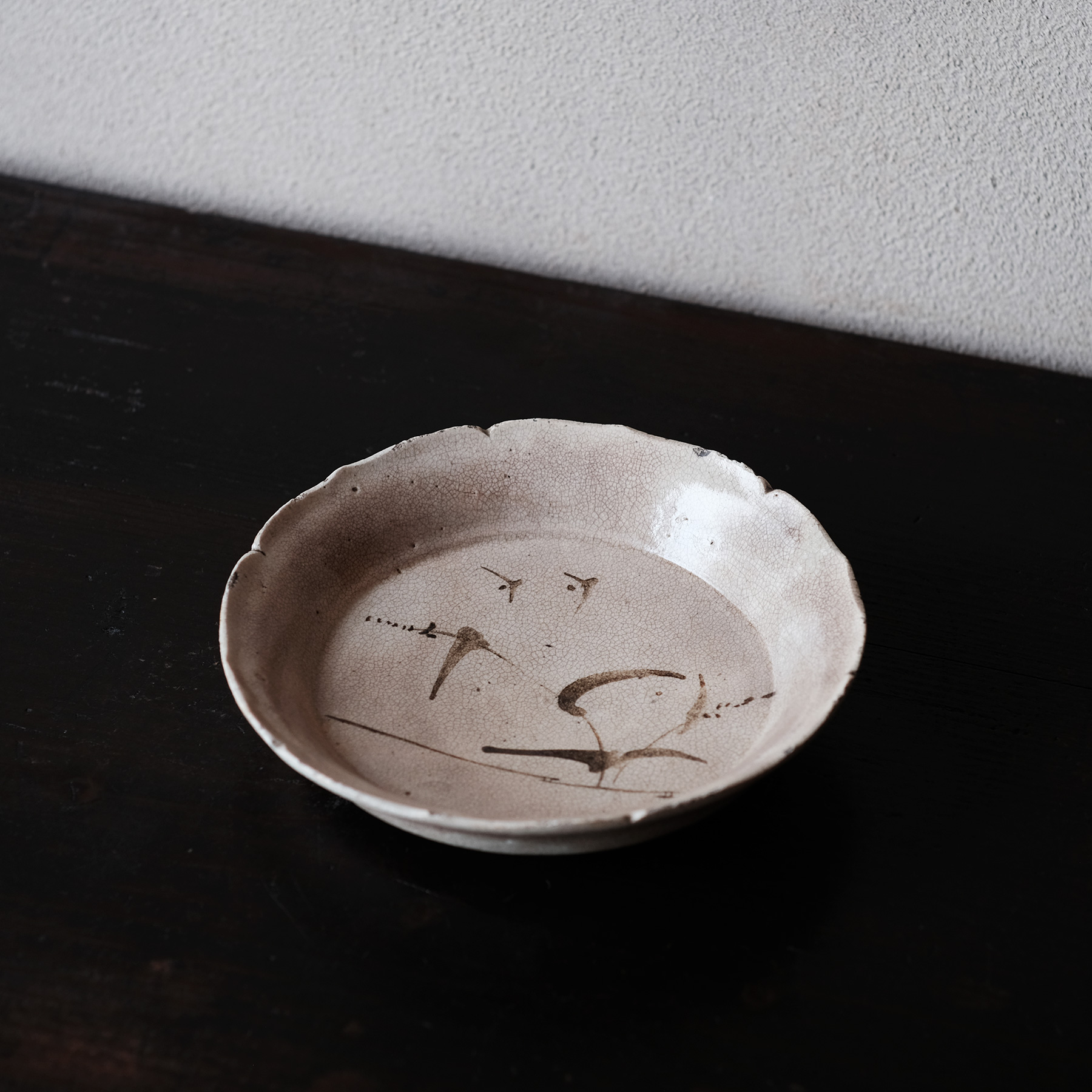 瀬戸 御深井焼 鉄絵輪花皿 | 骨董と詩学 Antique & Poetics | 蛇韻律