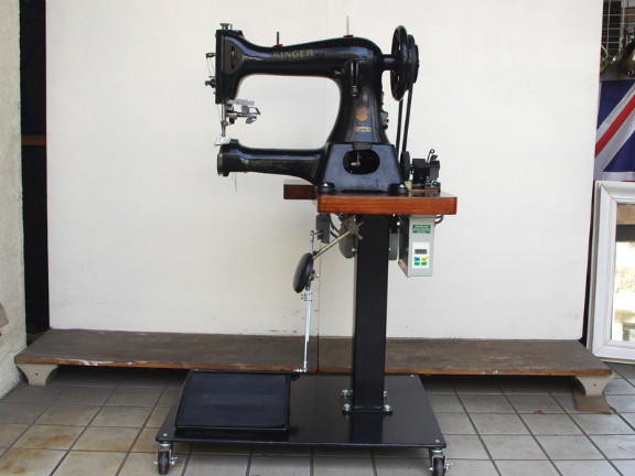 No.403 SINGER 45K89 シンガー製 極厚物用 腕ミシン 台付き
