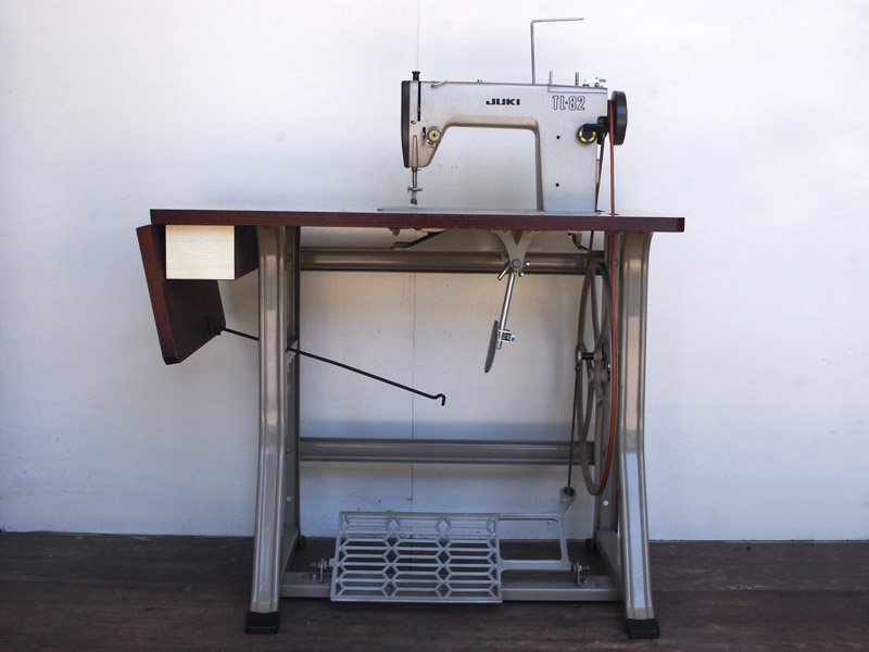 ジャノメ職業用足踏みミシン鉄脚 大型 テーブルに！