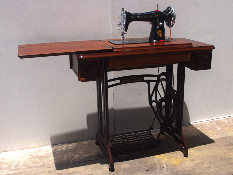 No.682 BROTHER ブラザー製 家庭用足踏みミシン オリジナルライト付
