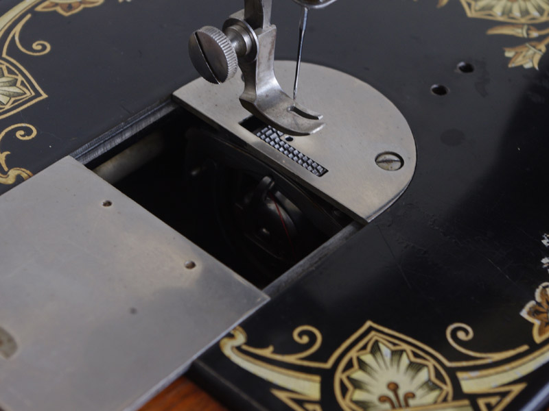 No.372 NAUMANN ドイツ・ナウマン製 家庭用足踏みミシン：アンティーク