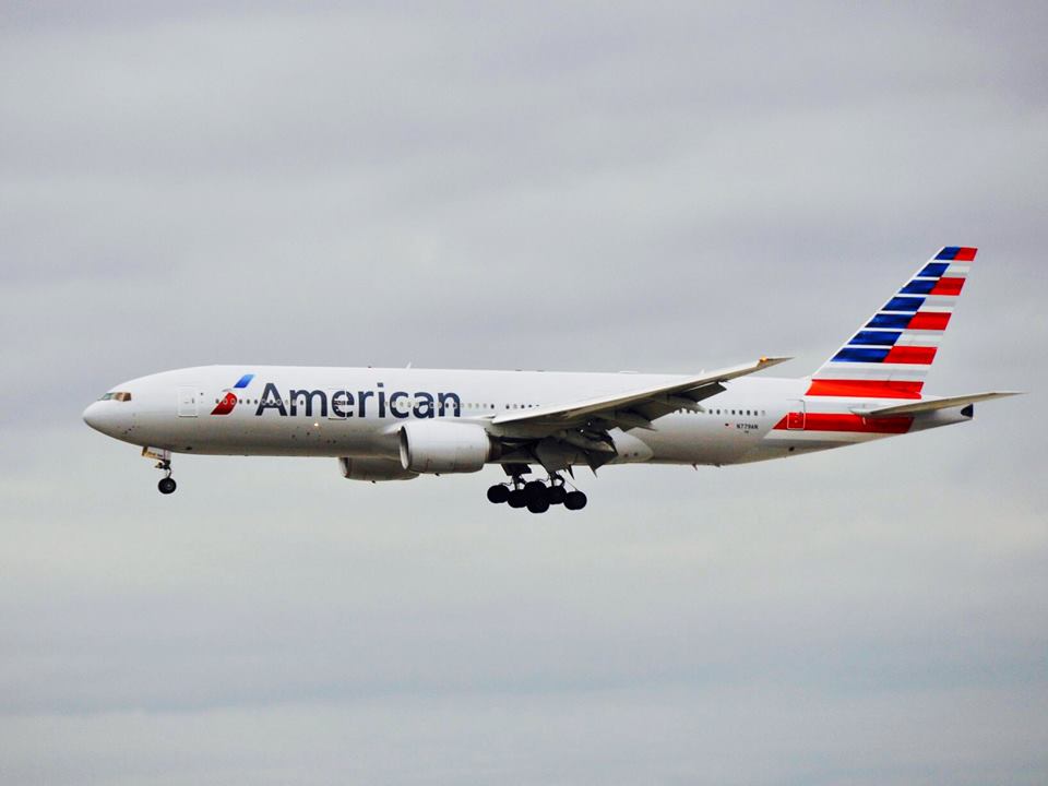 アメリカン航空、777-200ERの運用期間を延長へ 2026年にも機内改装に