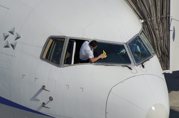 旅客機のコックピット窓は開閉できてこれはどういった目的で使われる