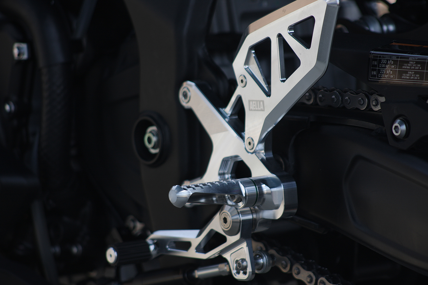 ライディングステップキット(Kawasak ZX-25R/ 4R )ホワイト・ブラック