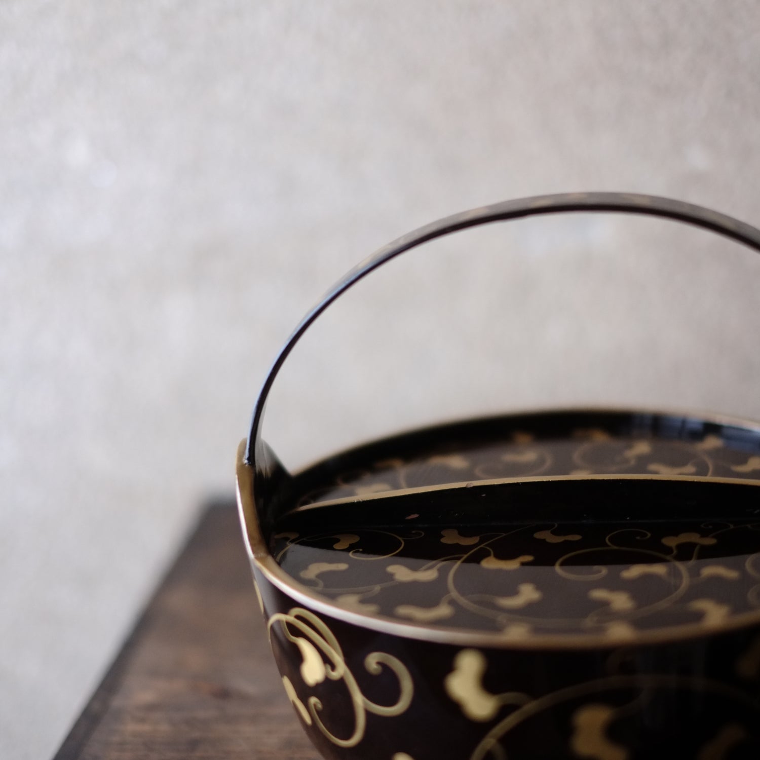 時代 鉄地漆唐草蒔絵 燗鍋 銚子 (明治期頃) 時代箱付 – 逢季荘