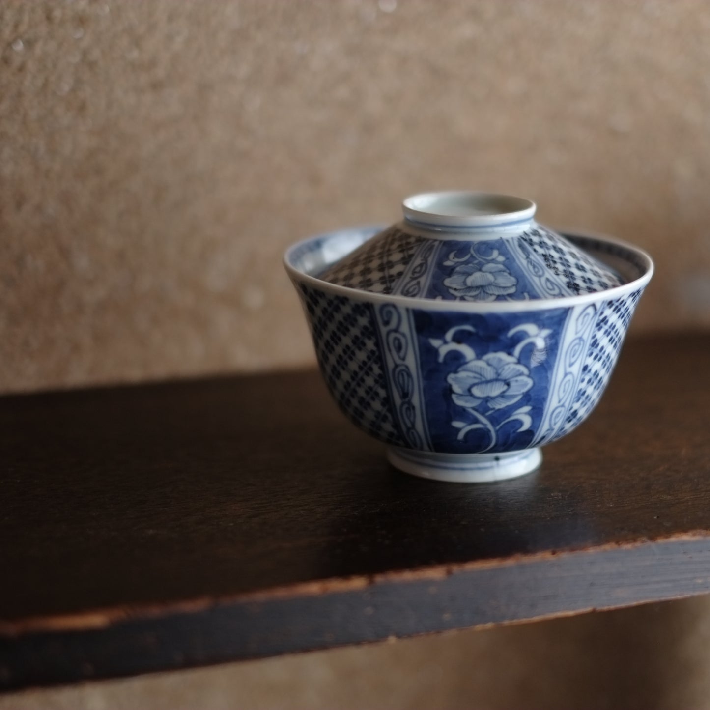 皿 白磁 古伊万里 獅子文様 染付 陽刻縁 牡丹 唐草 明治 大正 ロ号 訳