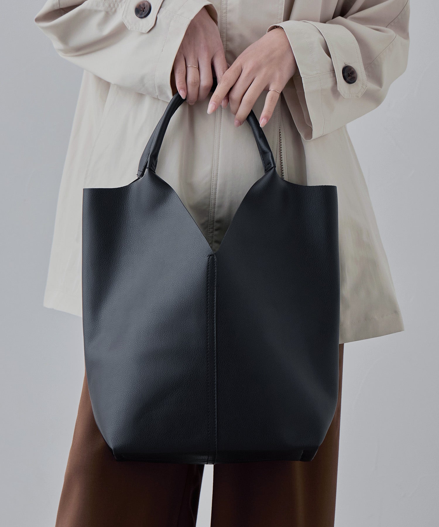 Vカットシンセティックレザートートバッグ｜トートバッグ - etoll.
