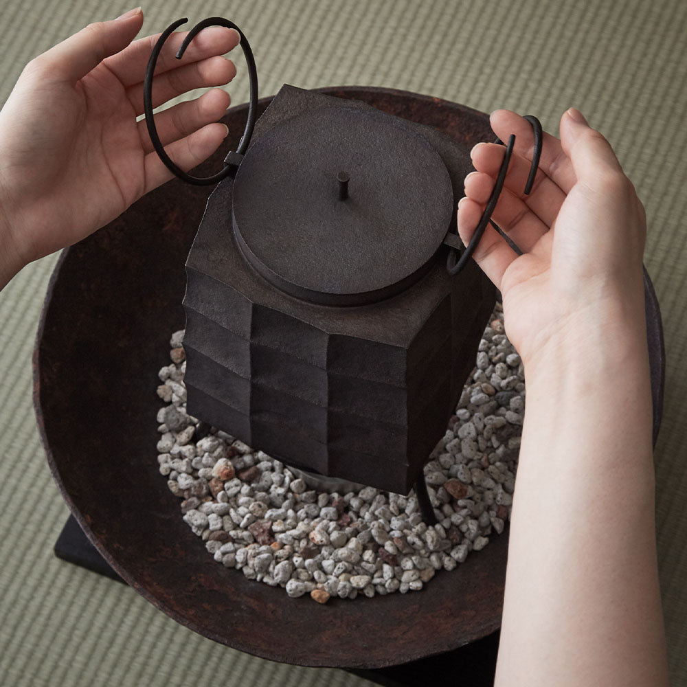 金子透さんの格子紋打出し方形銅釜×風炉: インテリア・ライフスタイル