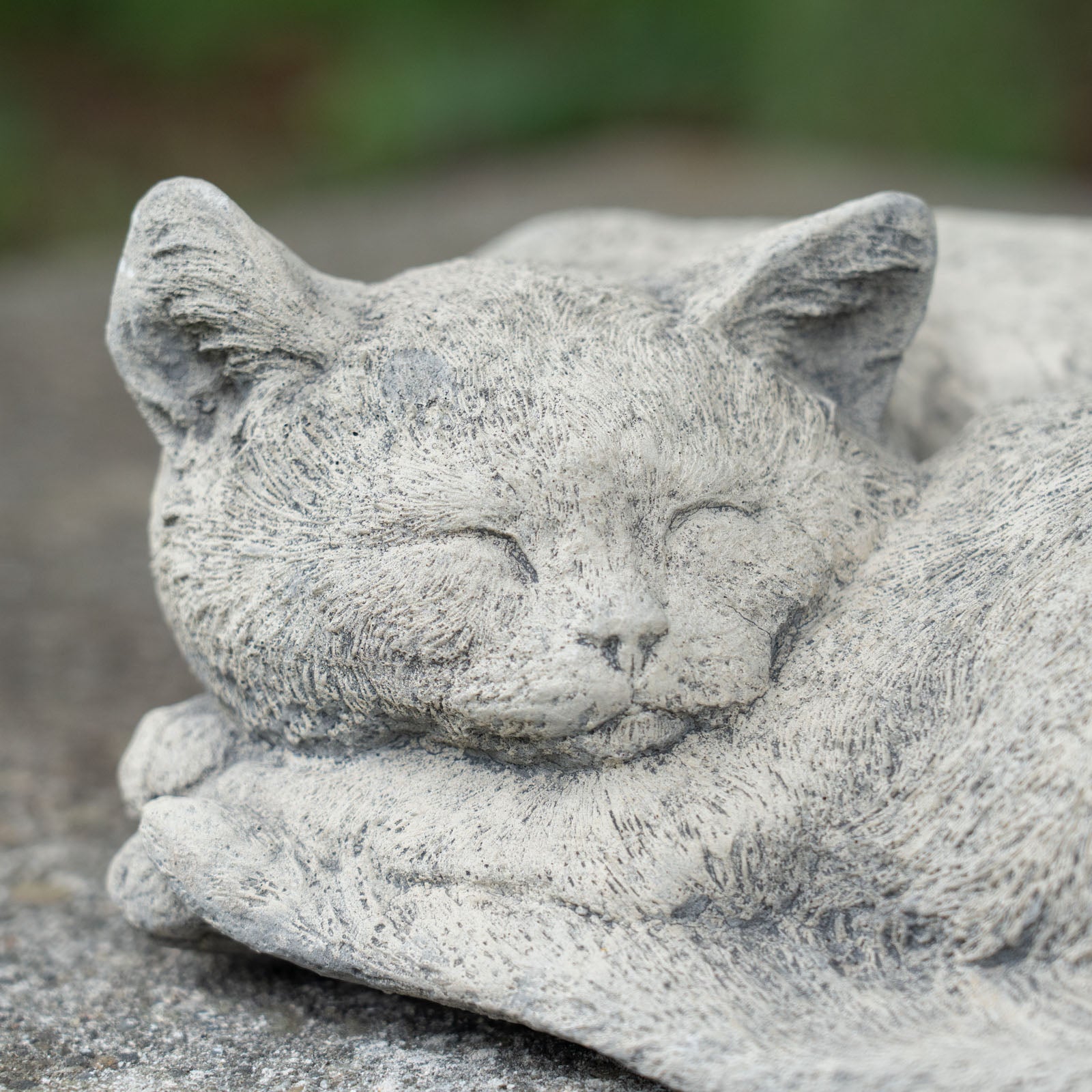 ガーデンストーン】リラックスした表情 眠り猫ストライピー – THE