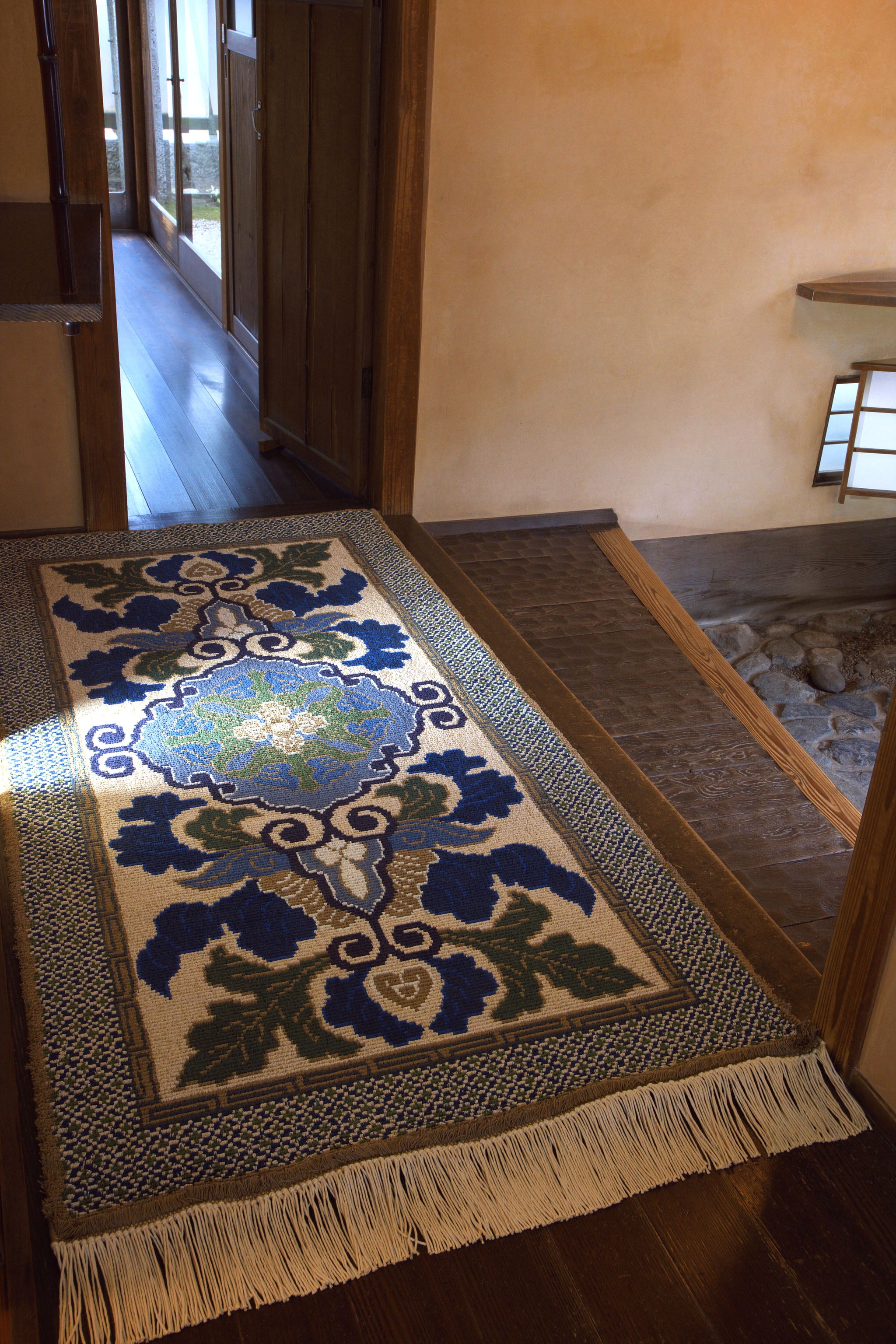 献上蟹牡丹文 縁七宝 「Kenjoganibotanmon Fuchishippo」 – 本家鍋島緞通