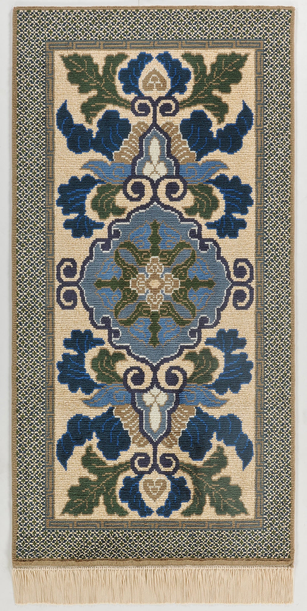 献上蟹牡丹文 縁七宝 「Kenjoganibotanmon Fuchishippo」 – 本家鍋島緞通