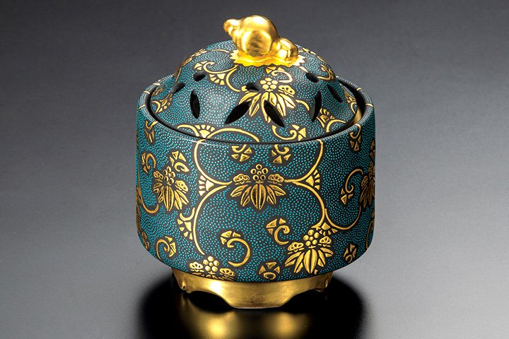 生産終了】2.8号小槌香炉・青粒松竹梅文/仲田錦玉 – Juttoku.