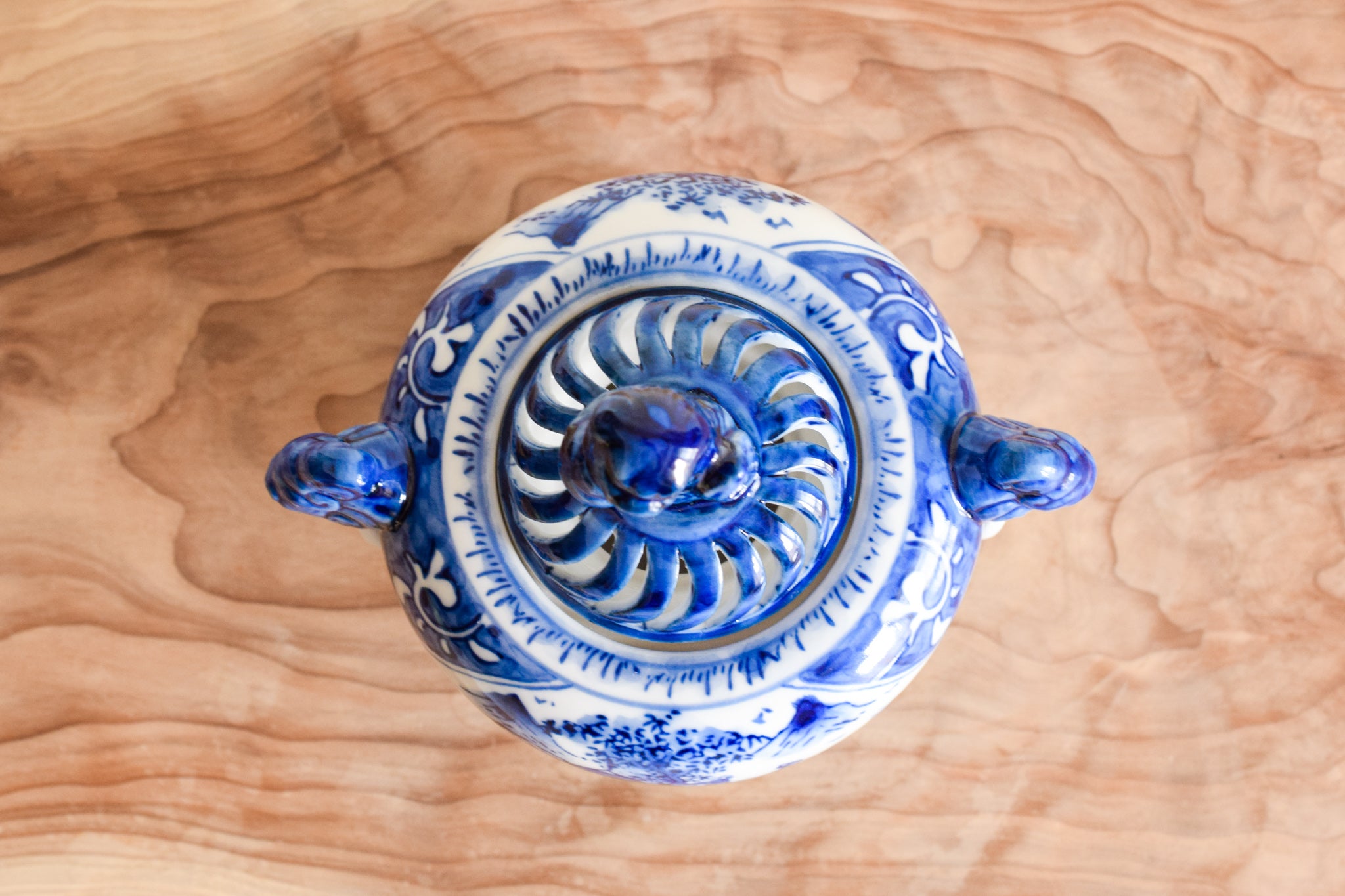 2284 有田焼染付山水香炉