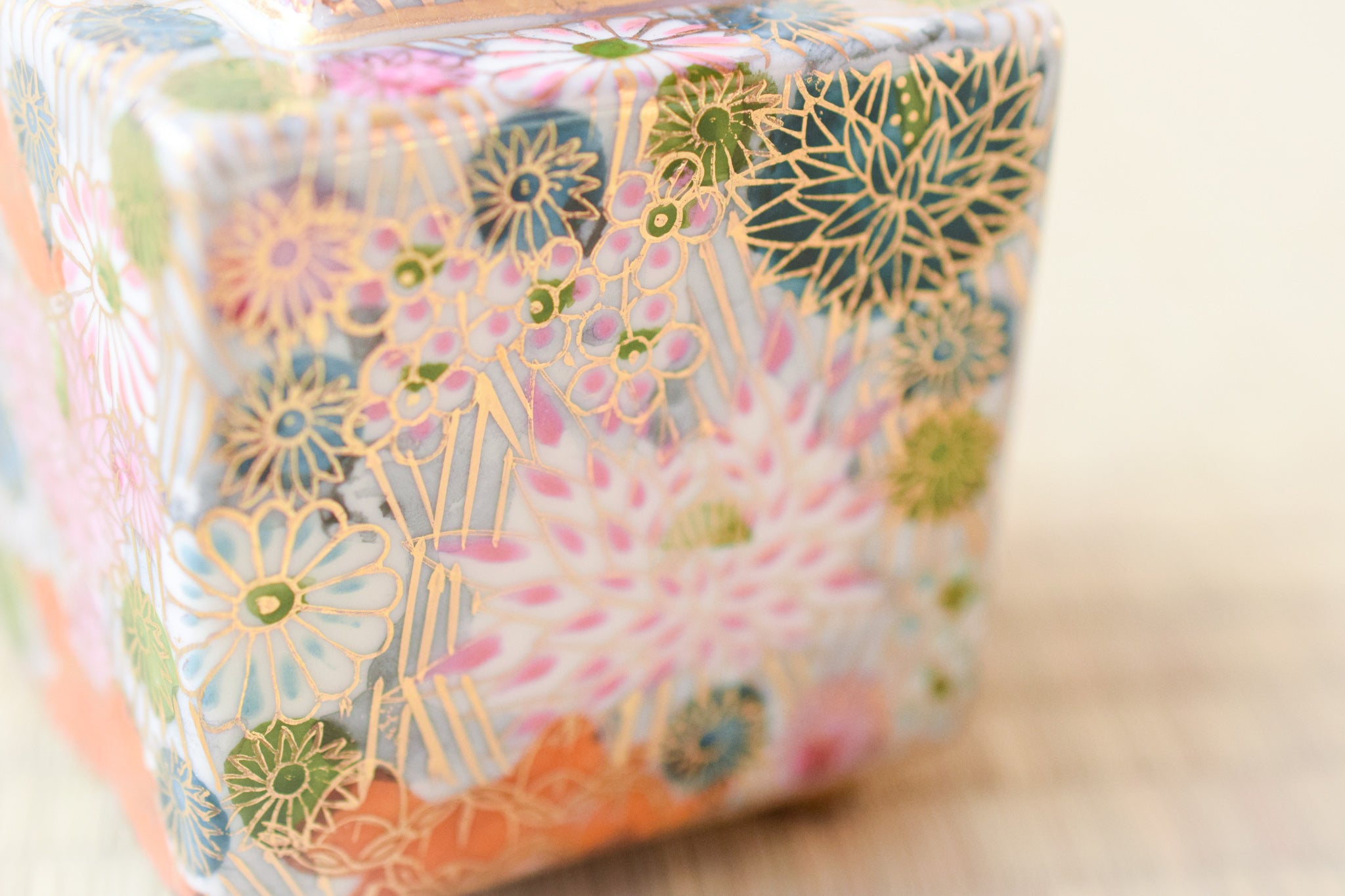 伝統工芸九谷焼 香炉 金襴手花尽くし 菖蒲（アヤメ）GIFT対応可 伝統