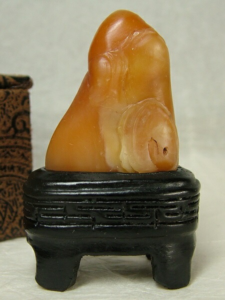 楽天市場】□龍香堂□☆和田玉（ホータンぎょく）台付置物「賢人庵