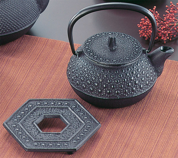 楽天市場】鉄分補給にどうぞ！南部鉄器 『 新急須 3型亀甲 セット（釜