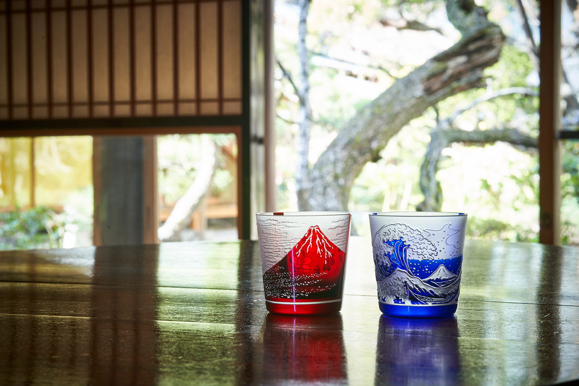 海外の方へのお土産に。和の⼼を伝える江戸切子や伝統⼯芸品の器