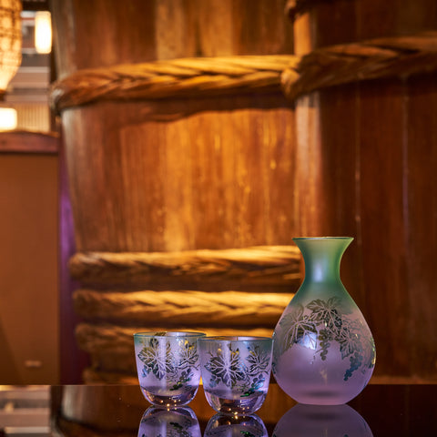 彫刻 夢柄子 ぶどう紋 酒器三点揃 ピンク/グリーン 盃55ml 徳利210ml