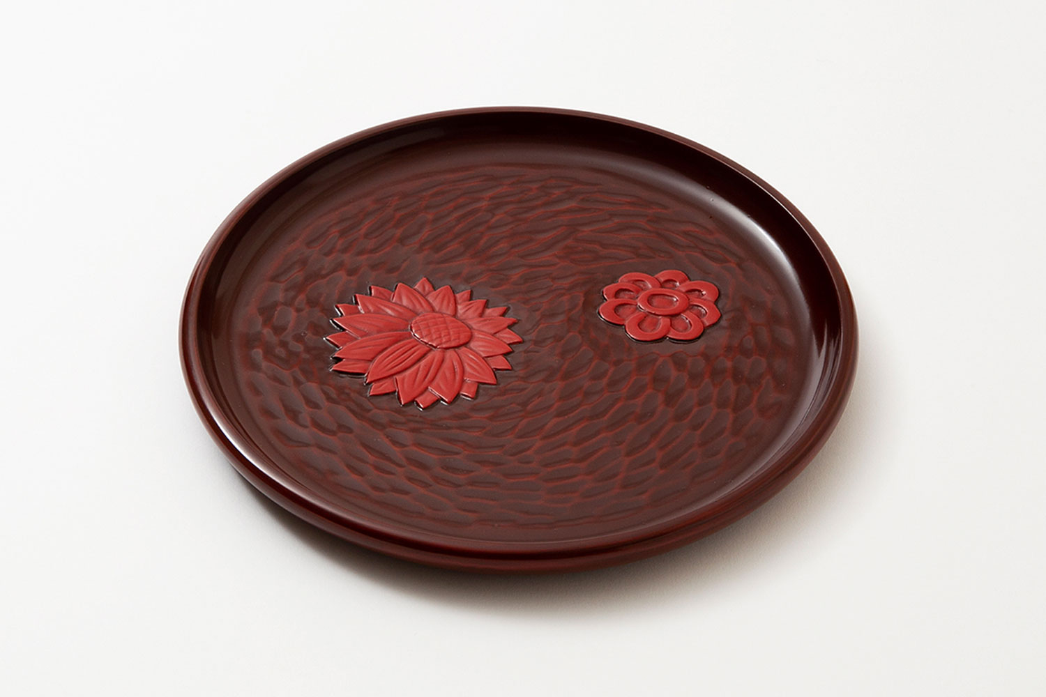 鎌倉彫の丸盆7寸 一色朱 菊 | 鎌倉彫陽雅堂 公式オンラインショップ