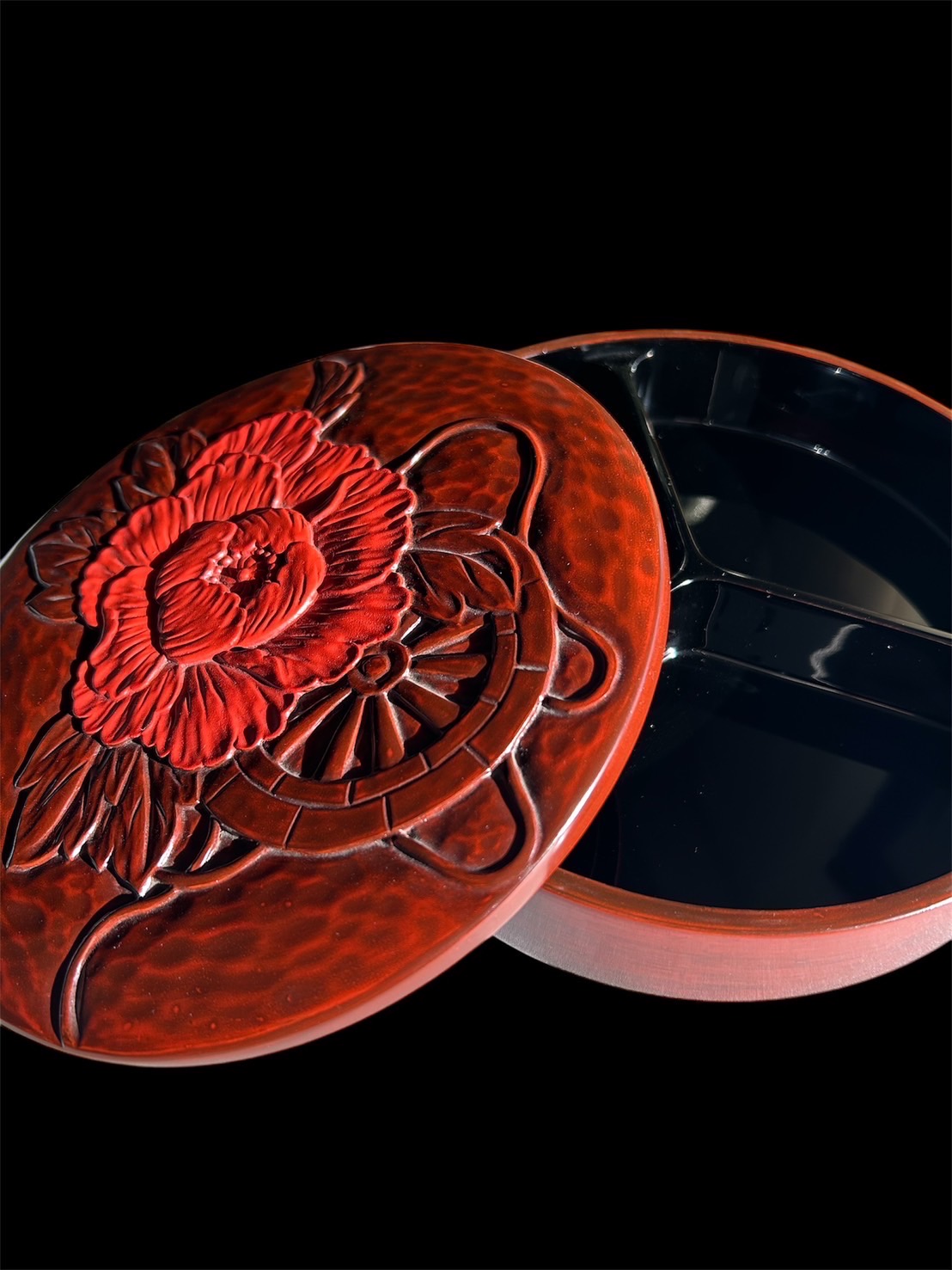 鎌倉彫の鎌倉彫 オードブル重 牡丹 朱入り | 鎌倉彫陽雅堂 公式