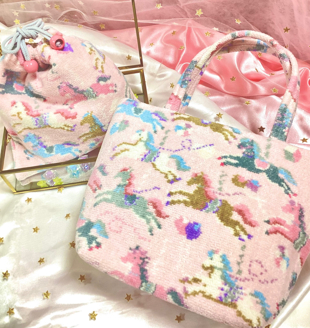 ラブラリー バイ フェイラー】メリーゴーランドの木馬を描いたLOVERARY