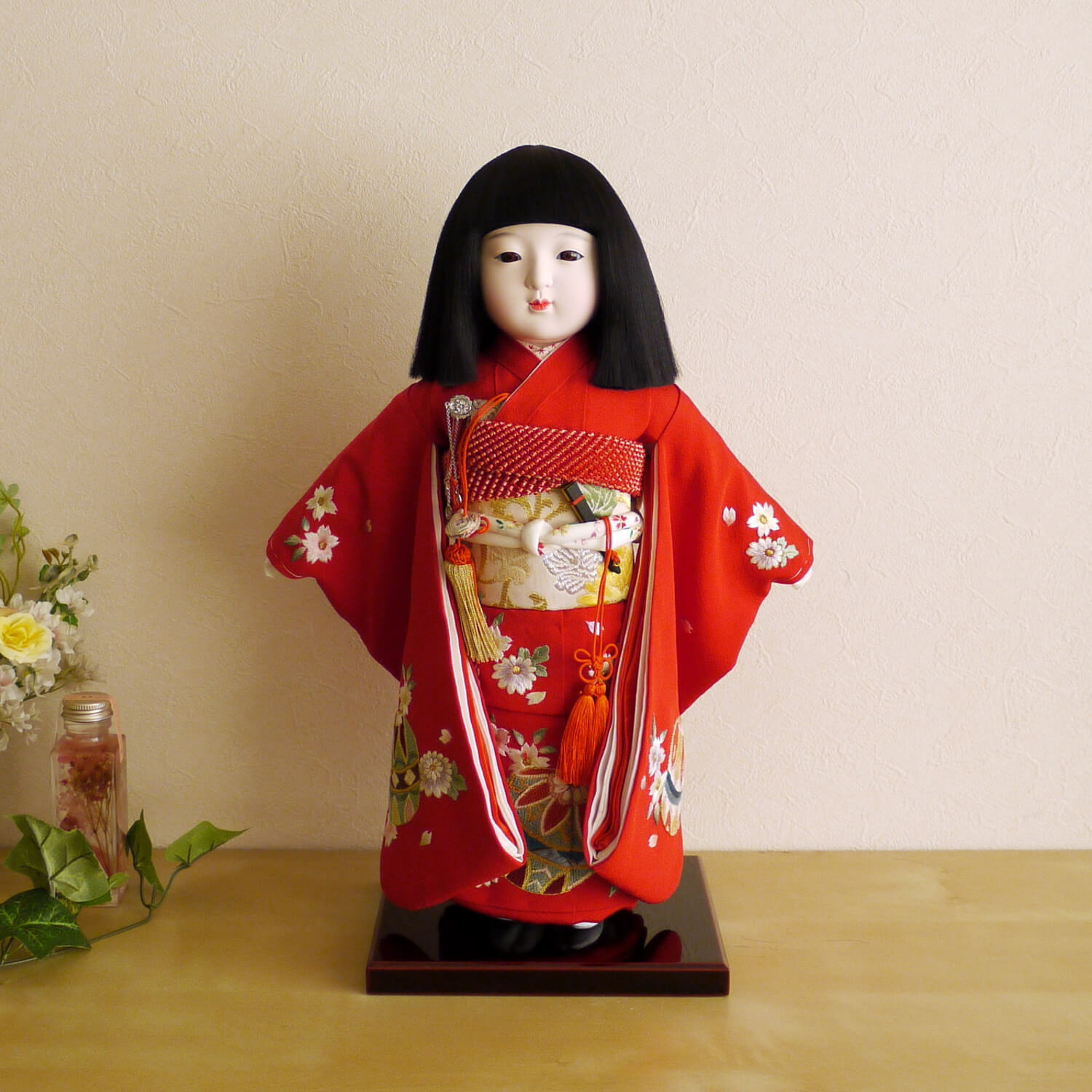 市松人形 元賀章介 12号尺二正絹手刺繍 まり 赤色 手塗本漆台 女の子