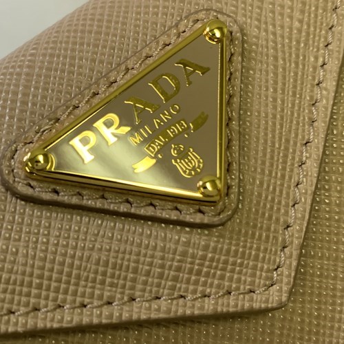 PRADA（プラダ） サフィアーノ トライアングル 財布 ミニ財布