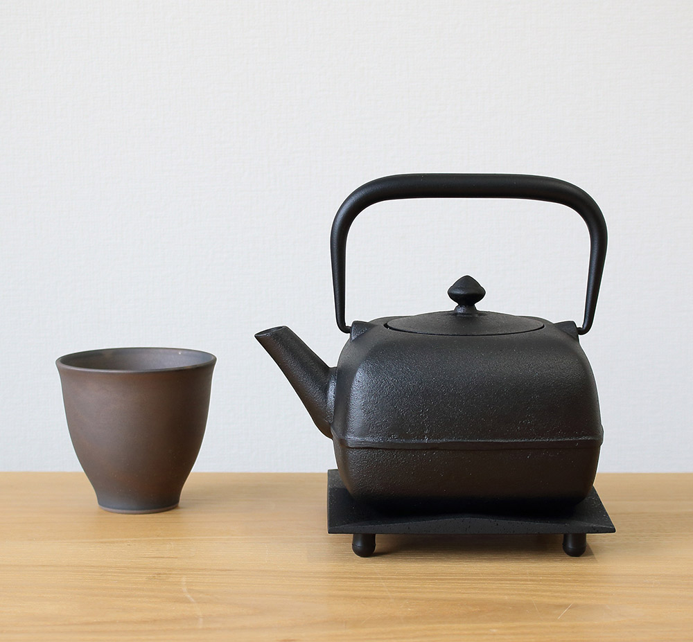 山形鋳物 ワズク よほうM 本漆 鉄瓶 茶こし付き 900ml 直火 IH対応