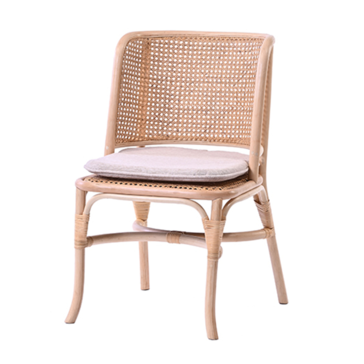 ナチュラル素材のカラフルクッション付き椅子