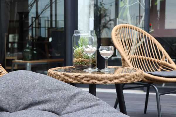 東馬（Tohma） サイドテーブル 高さ55cm ガラス天板 ラタン風 籐家具風