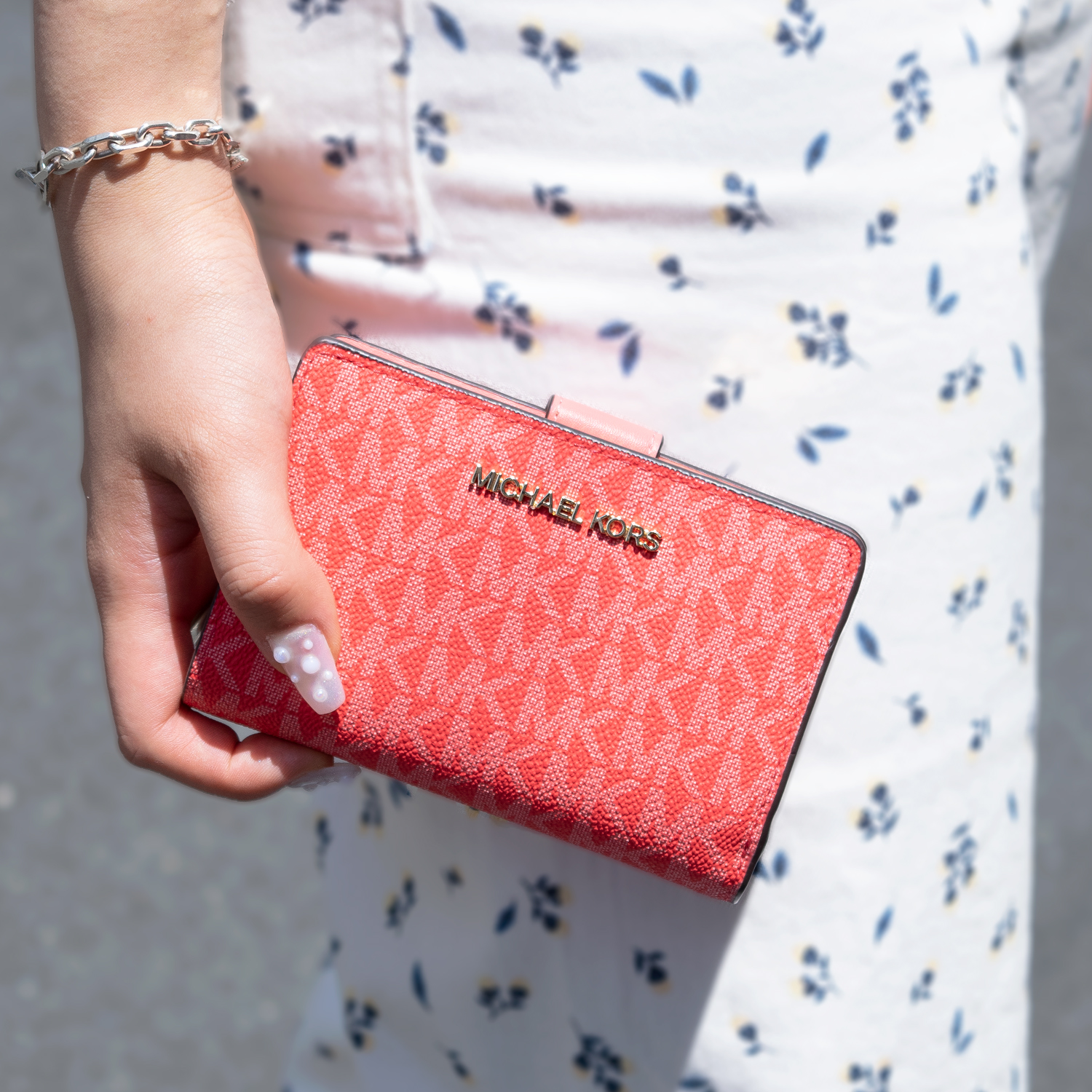 マイケルコース二つ折り財布