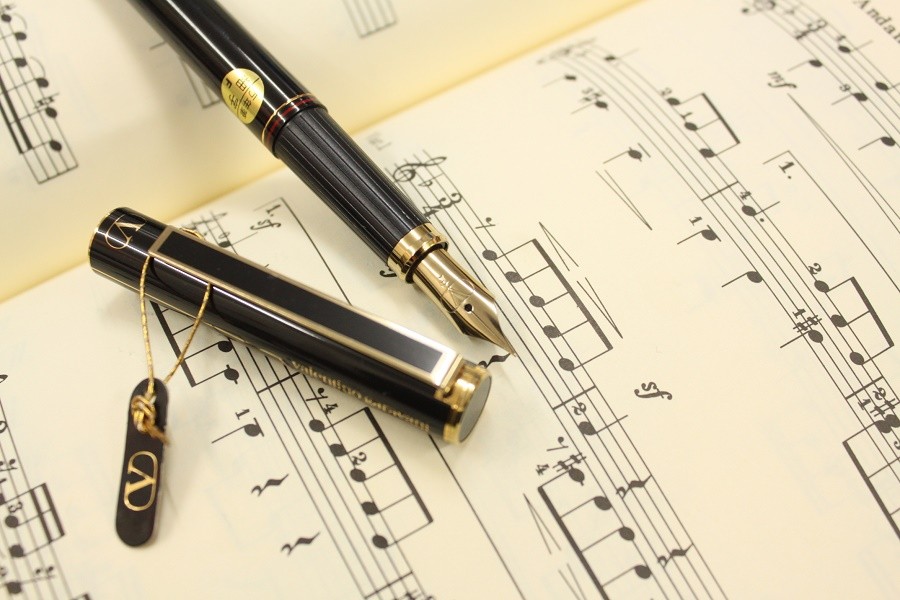 VALENTINO（ヴァレンティノ） Valentino Garavani 万年筆 黒 細字