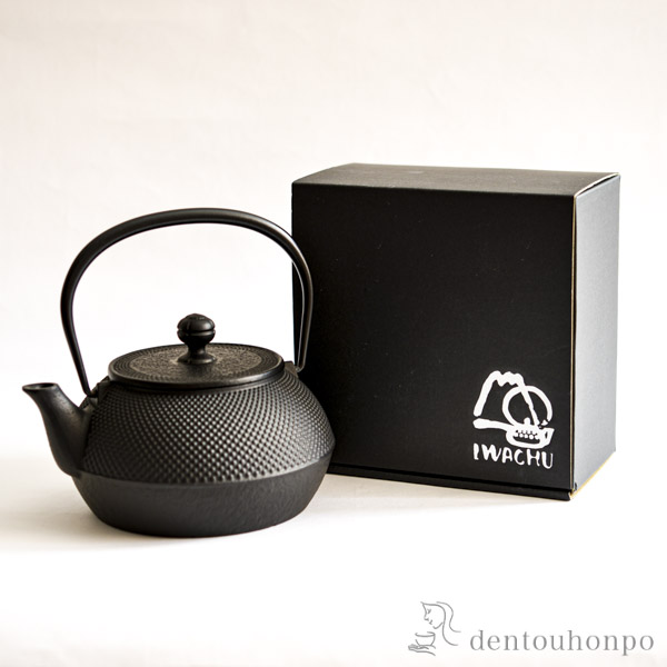 岩鋳（IWACHU） 鉄瓶 7型 特製アラレ紋 内面釜焼・外面黒焼付仕上げ IH