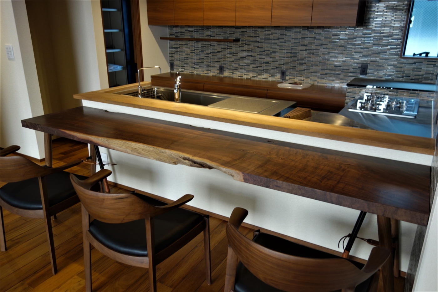 桜1枚板座卓、￼彫刻入り木製座卓 自然な形状 桜1枚板座卓、￼彫刻入り