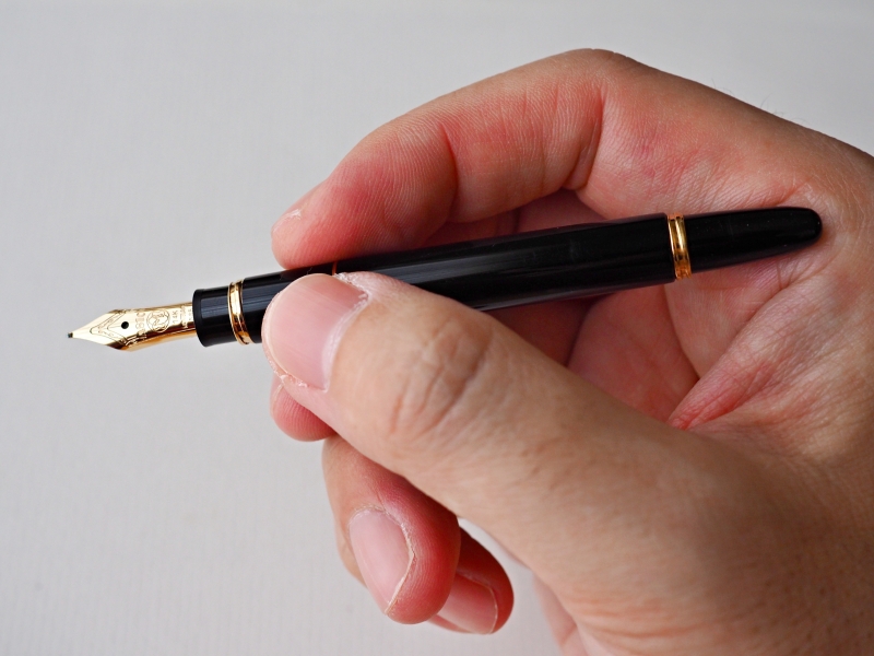 モンブラン114『モーツァルト』の、赤軸×金の万年筆(ペン先はFです