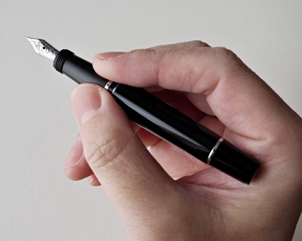 小さいけど本格派！アウロラのピストン吸入式ミニ万年筆【アウロラ