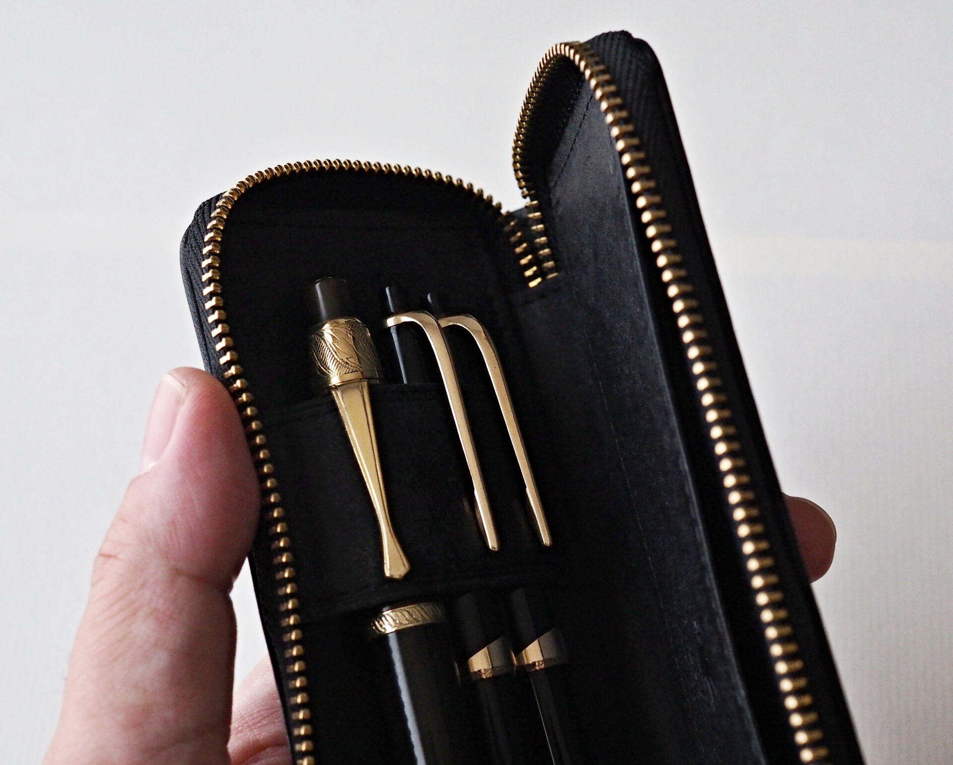 Montblanc 黒 レザー ペンケース3本入用 3本差し・ヌメ革 黒染料ｵｲﾙ