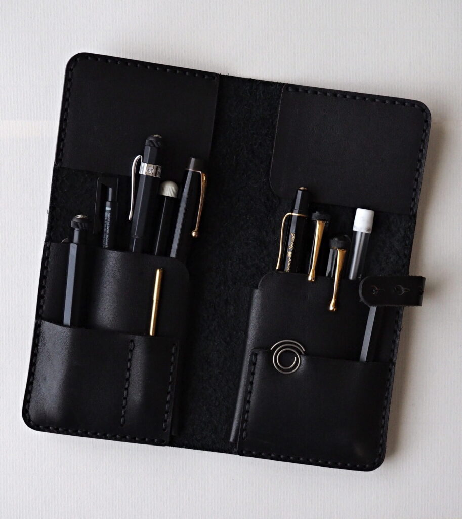 シンプルでコンパクトなラウンドジップペンケースを求めて行き着く先