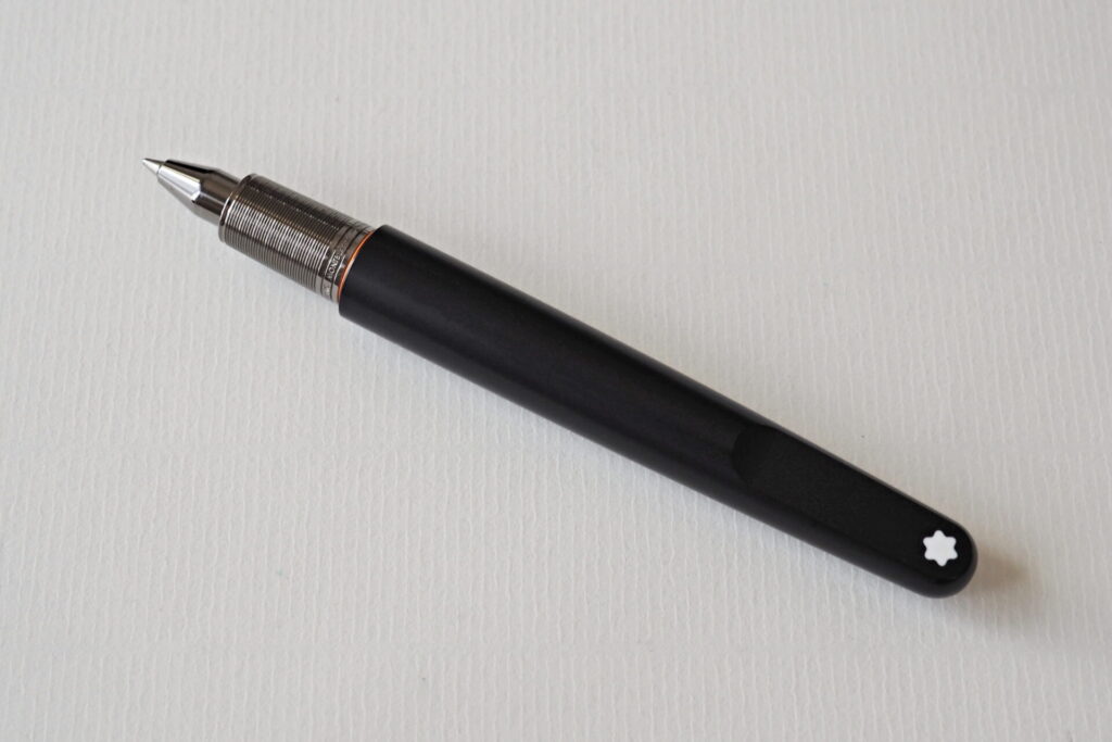 モンブランの筆記具の中に光る、モダンデザインのボールペン