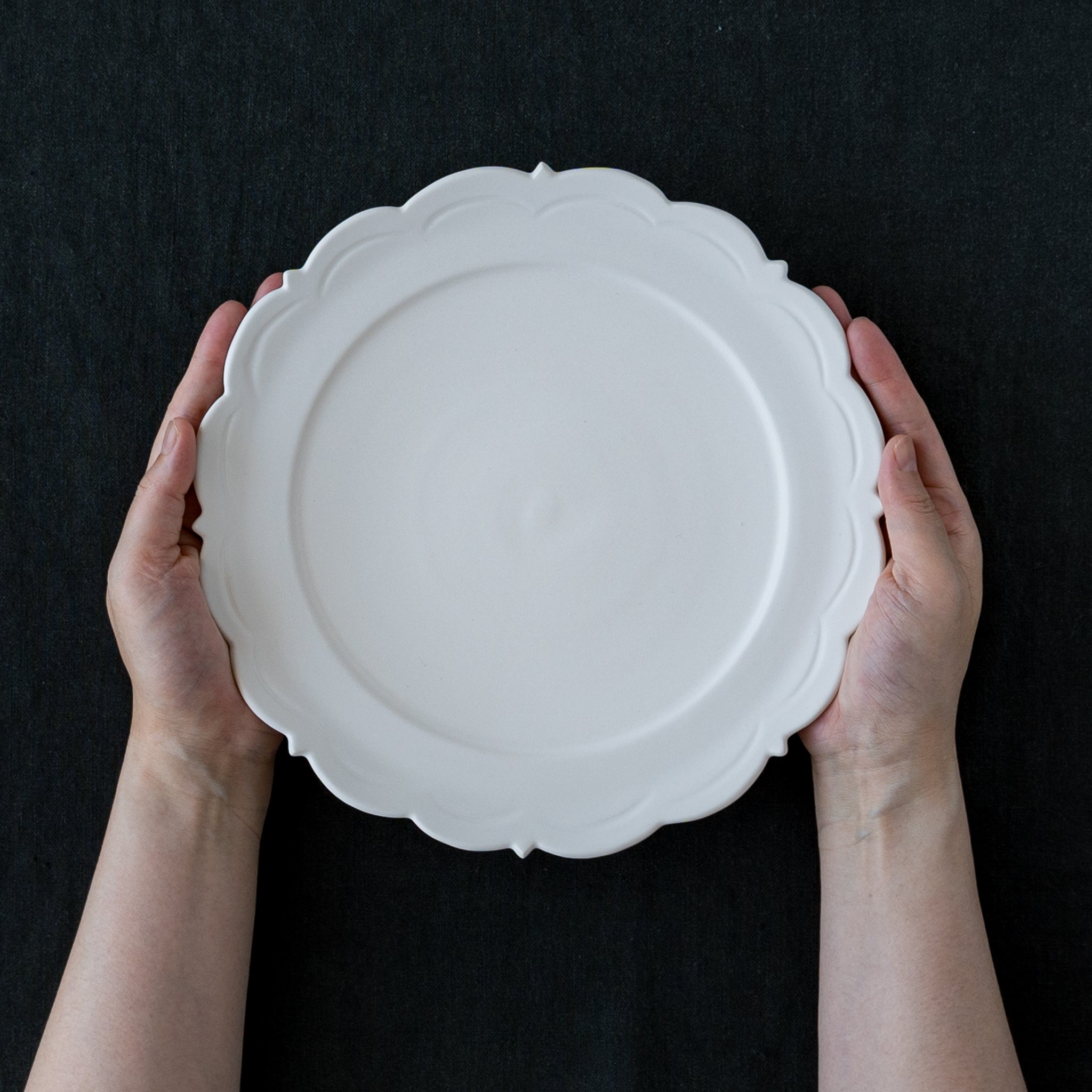 陶器製の丸形花瓶 青と白19-378 中古】陶器製の丸