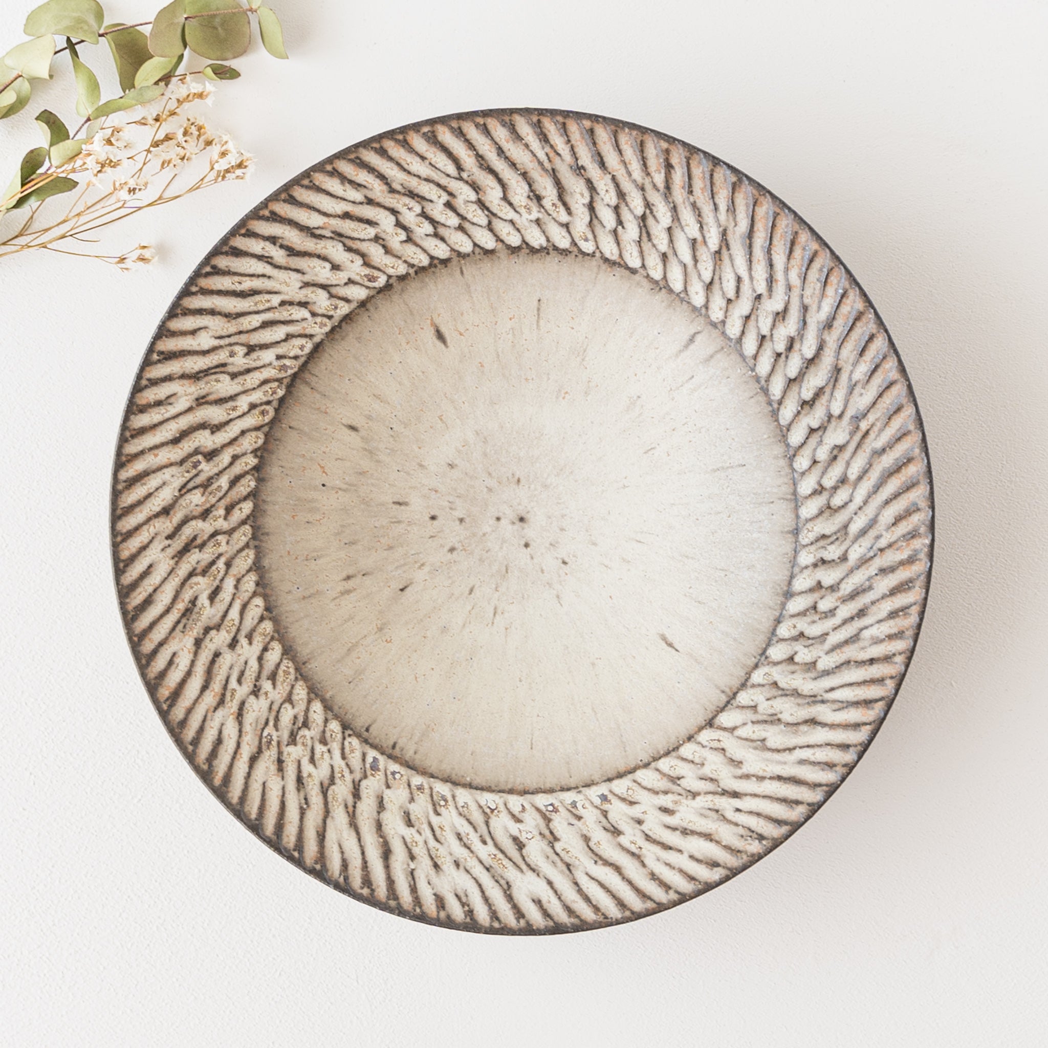 作家 山本雅則 しのぎ リム皿 8寸 白｜和食器通販 四季折折 – 四季折折