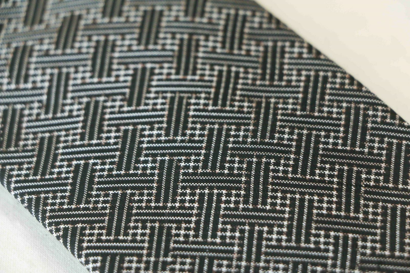 送料無料】興紬 大島紬ネクタイ 伝統柄（秋名バラ） | 奄美産直いっちば