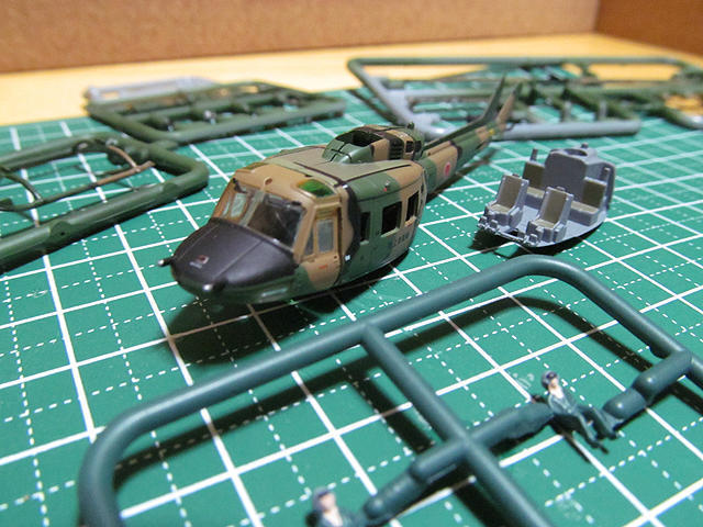 1/144 技MIX「UH-1J 映像伝送システム & UH-1H 地雷散布」 技MIX ギミックス 航空機シリーズ UH-1 トミーテック