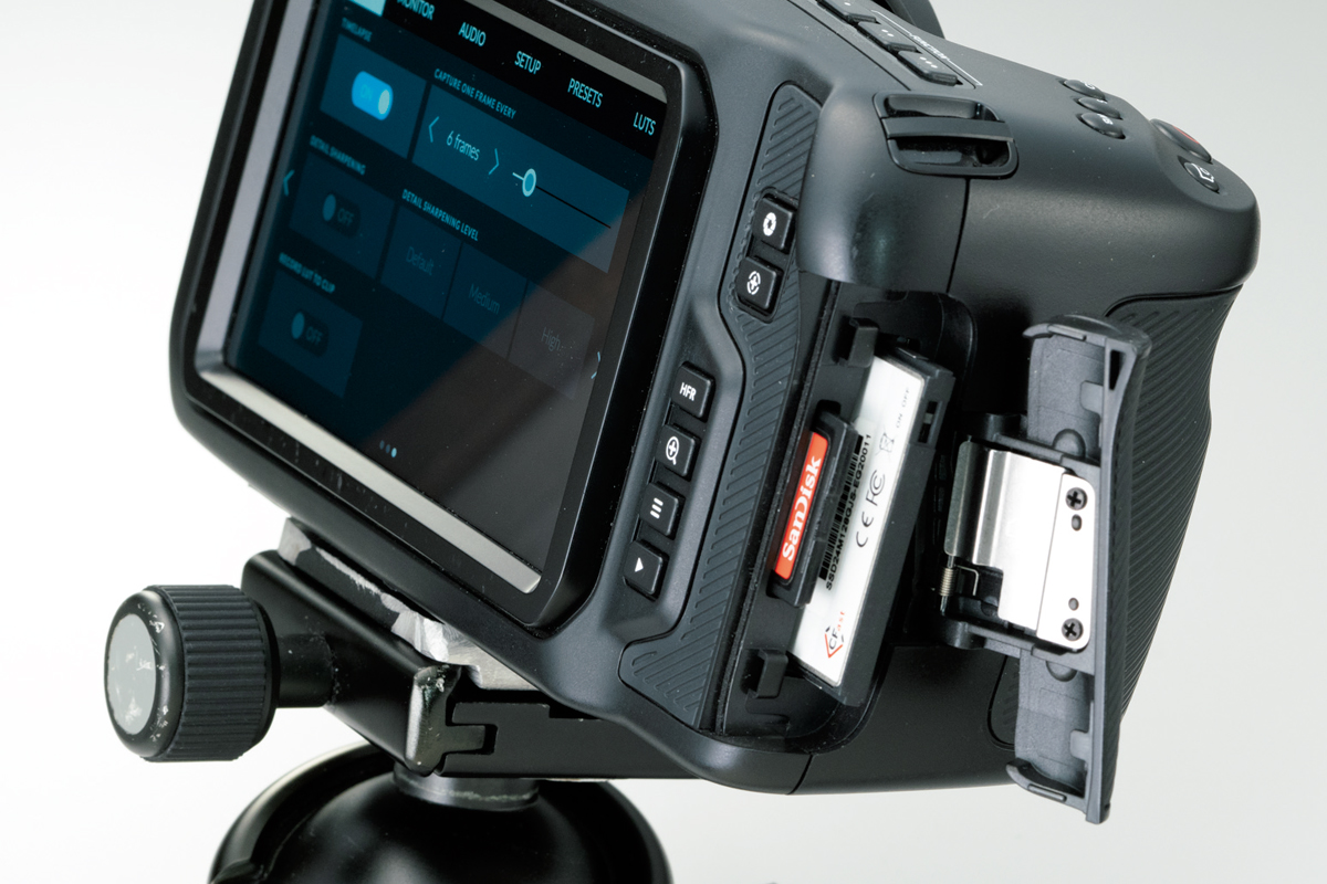 形はミラーレス一眼、中身はシネマカメラ、BMPCC4K（Blackmagic Pocket