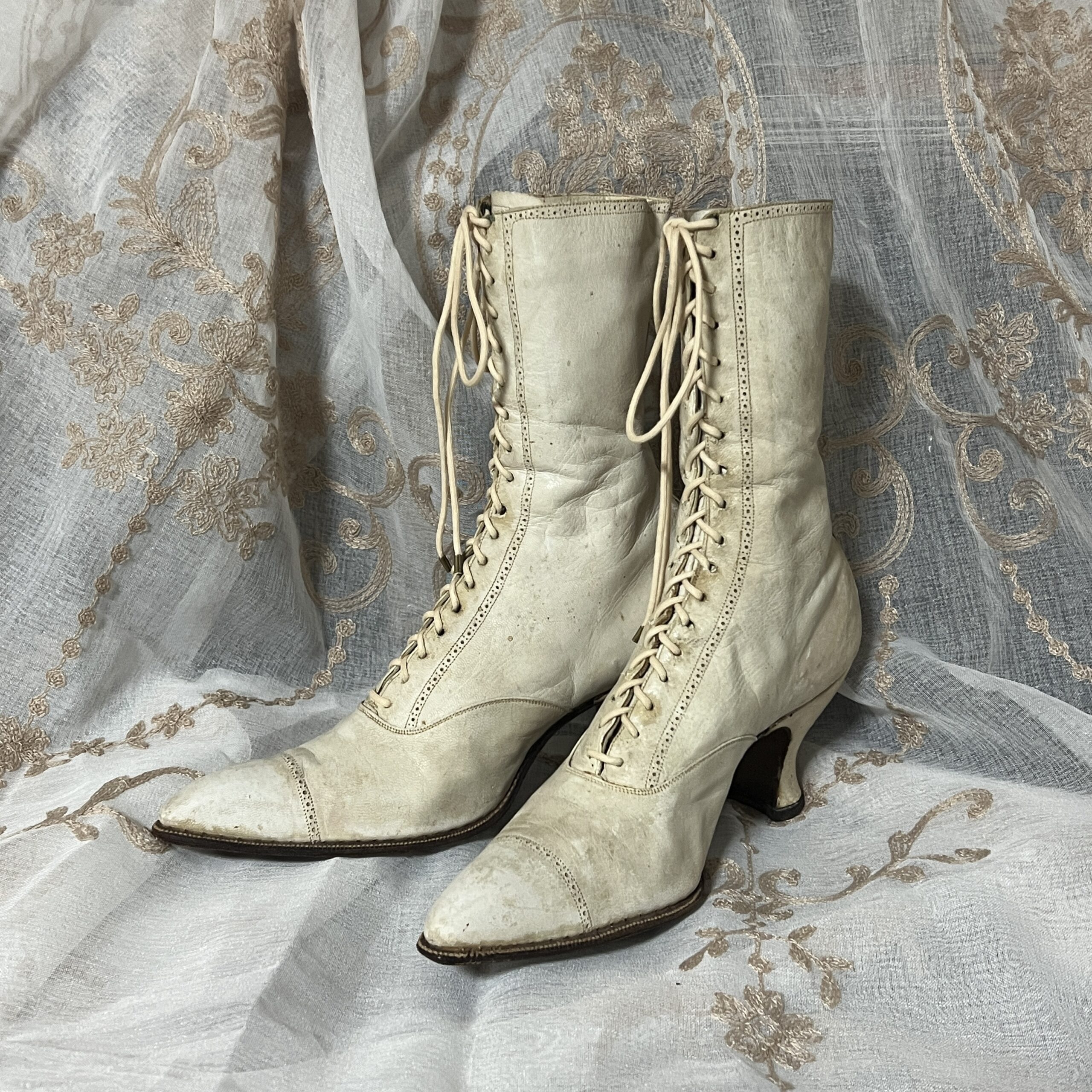 ヴィクトリアンレースアップブーツ（白） | 博物と古物の奇妙な雑貨店