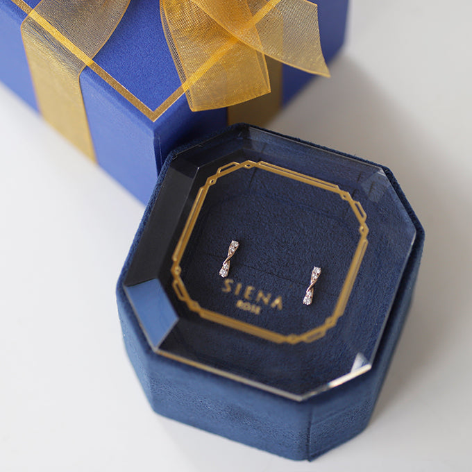 ANNIVERSARY ツイストダイヤスタッドピアス